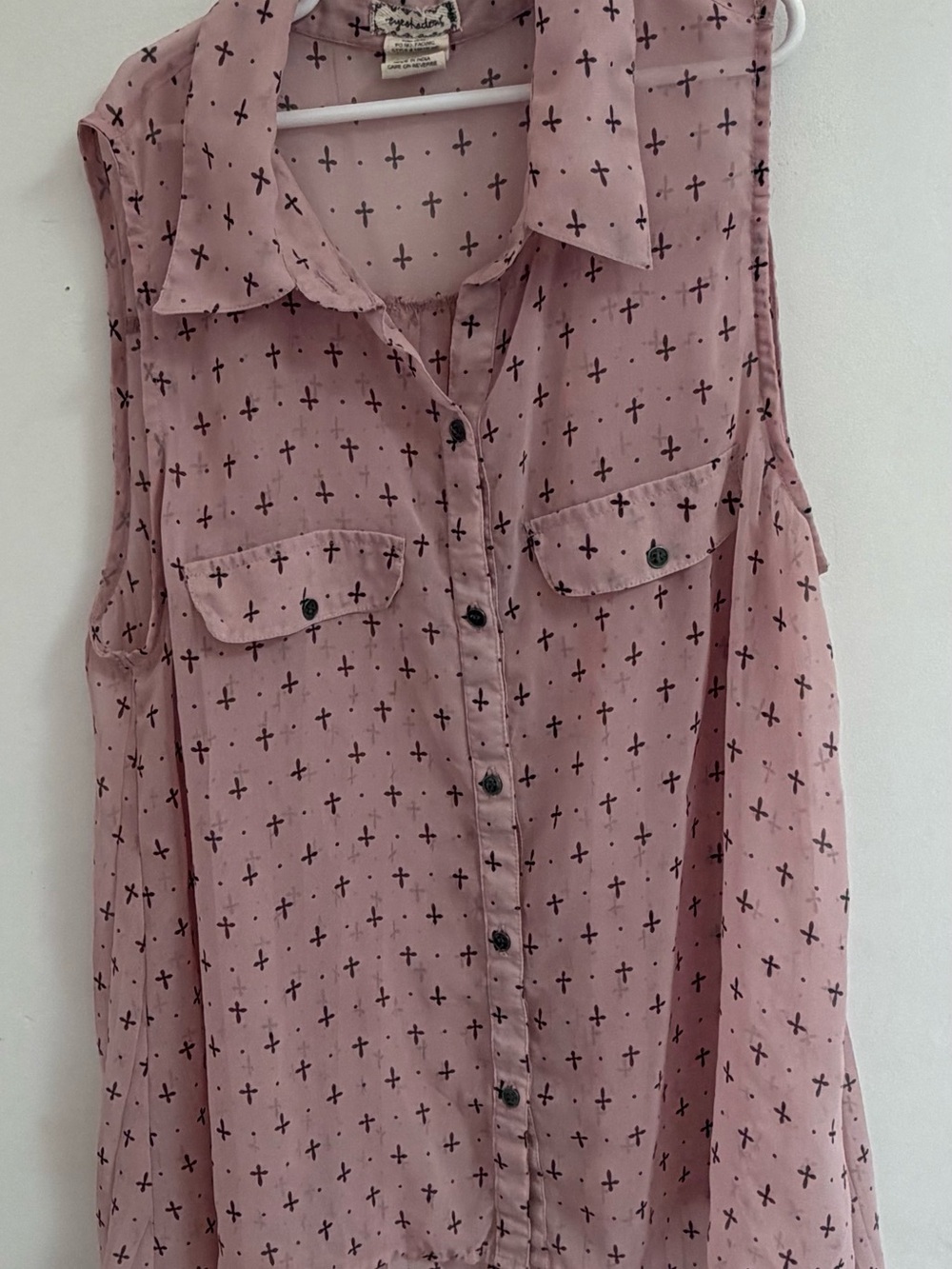 Eyeshadow Dusty Pink Sleeveless Button-Front Camisole with Cross Print